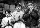 fatima_children_with_rosaries Jacinta, Lucia, & Francisco